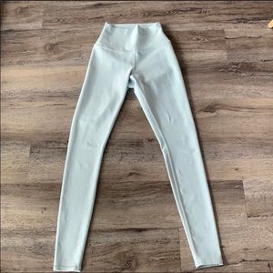 Alo yoga pant- Airlifts in cloud